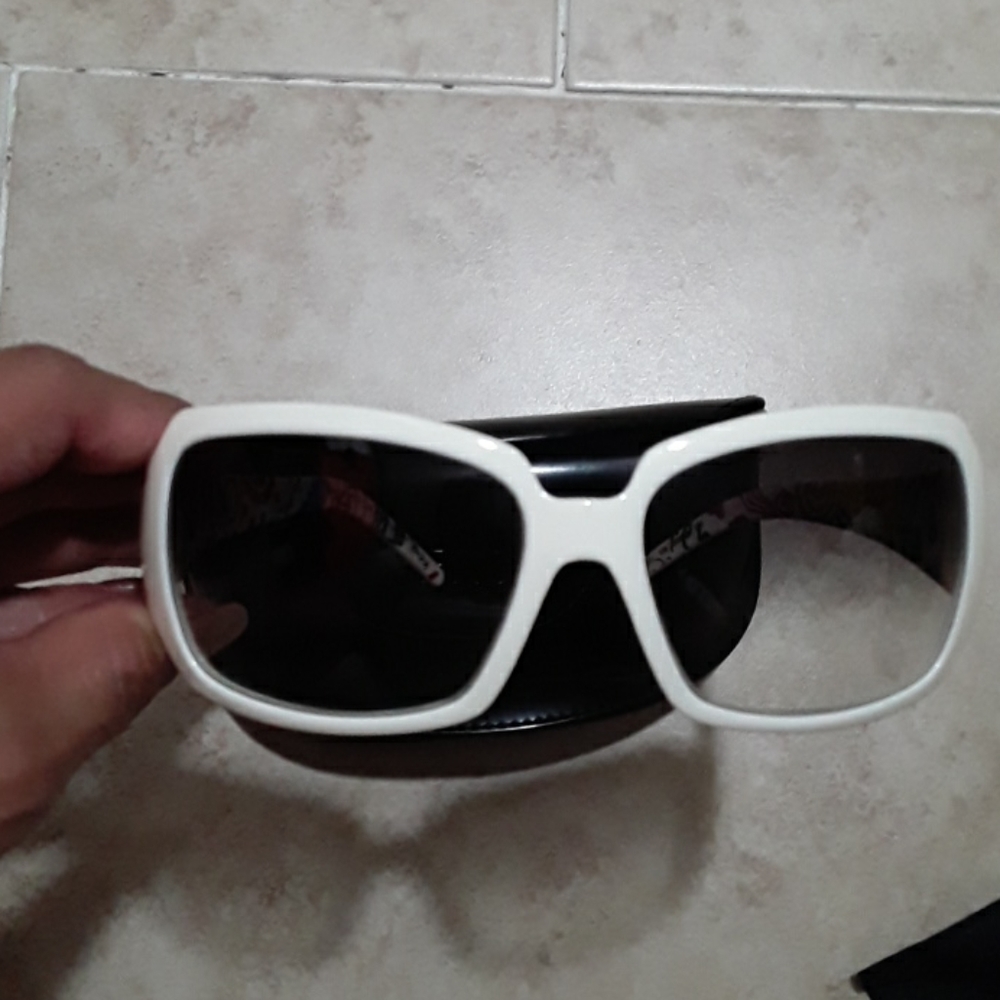 Glasses - Picture 2 of 5